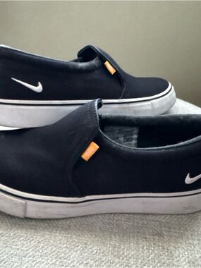 Nike Court Royale Slip-On Womans Size 6.5 Black BQ9138-001 Low Top. (AE)